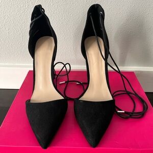Black pumps